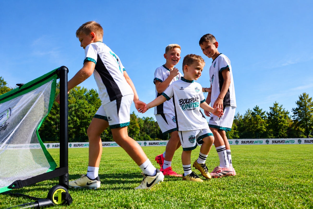 Kinder laufen Hand in Hand über den Platz